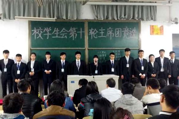 最后,全体学生会干部现场投票选举新一届主席团成员.