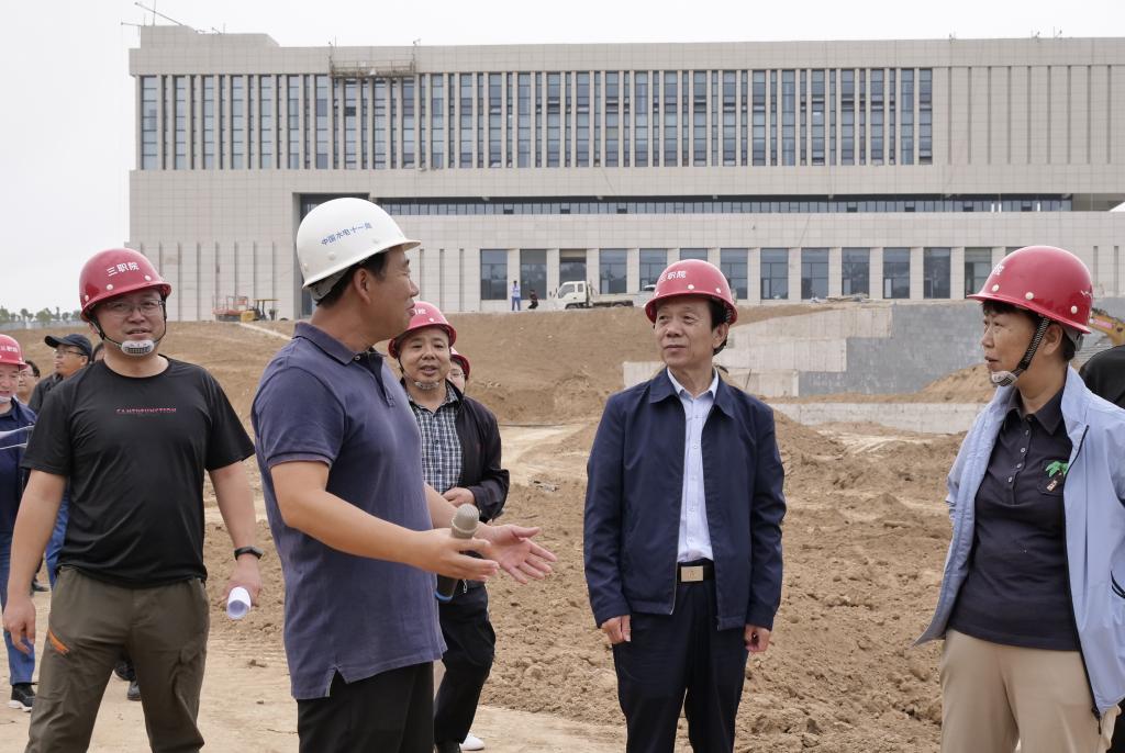 在水利水电十一工程局新校区建设项目负责人朱家峰和新校区建设指挥部